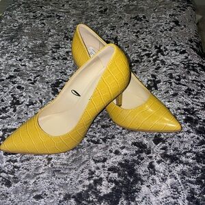 Marc Fisher Mustard Color Pump 5.5